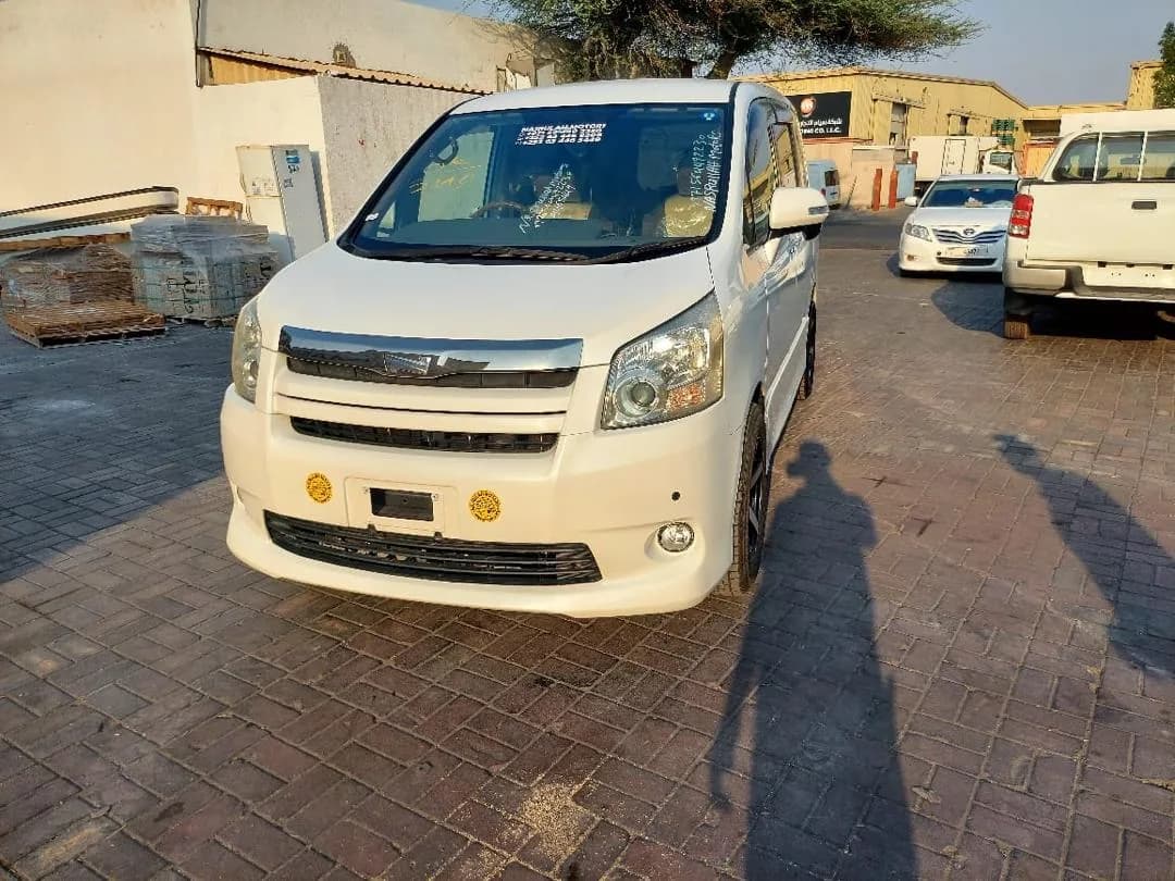 Toyota Noah 2010 — photo 1